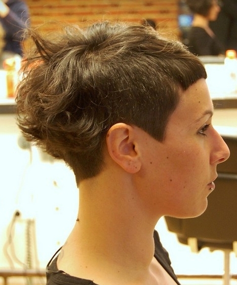 asymetryczne fryzury krótkie, wystrzyżony bok, uczesanie damskie zdjęcie numer 3A